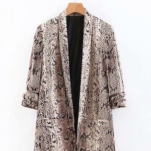 Dual Pocket Snakeskin Print Blazer